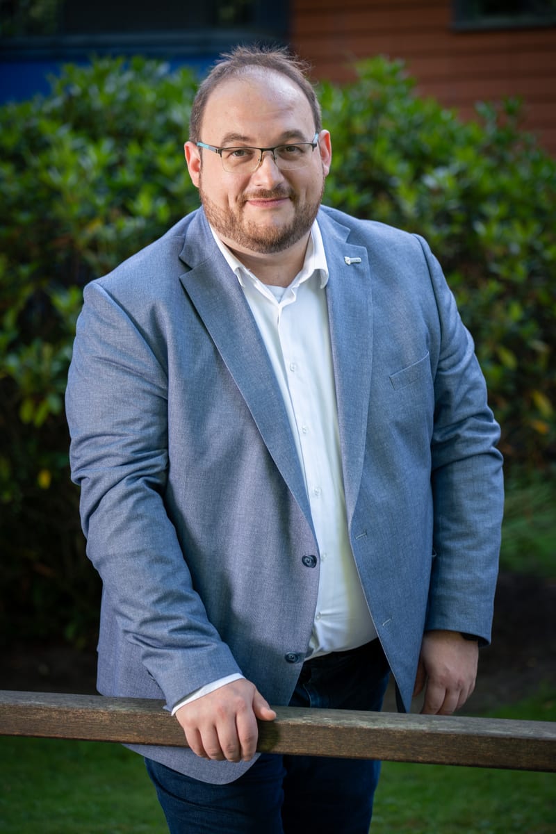 Daniel Kaszanics, stehend im Freien